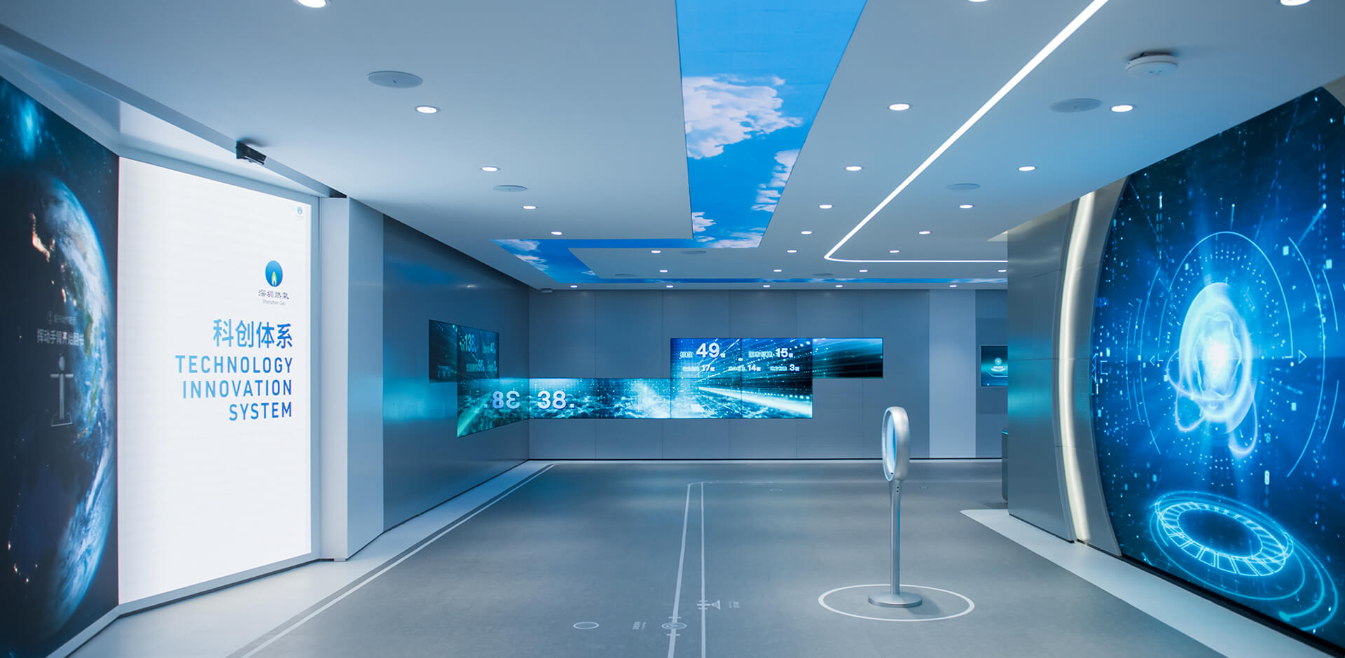 �˹�����չ��